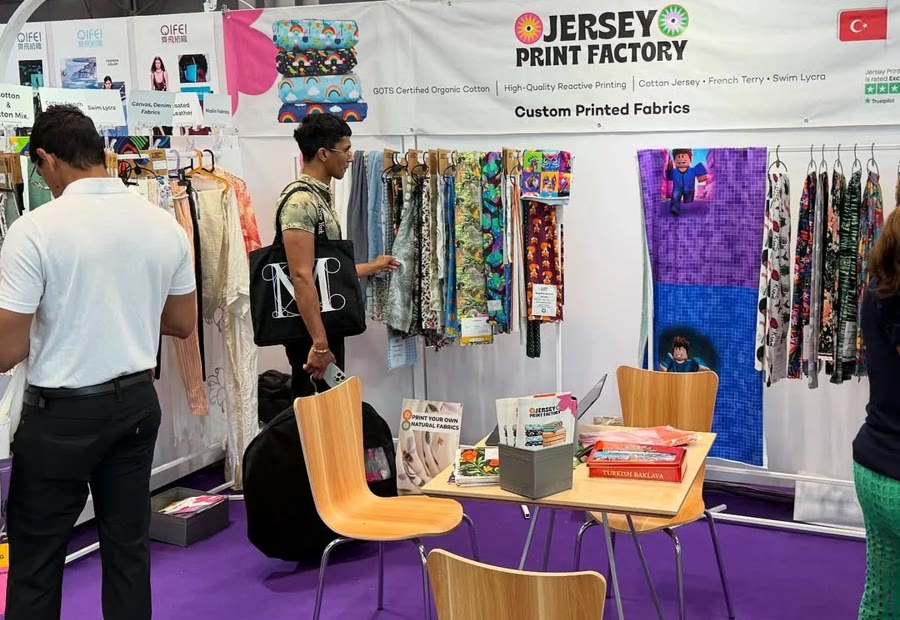 Jersey Print Factory fuar standı, askıda baskılı kumaşlar