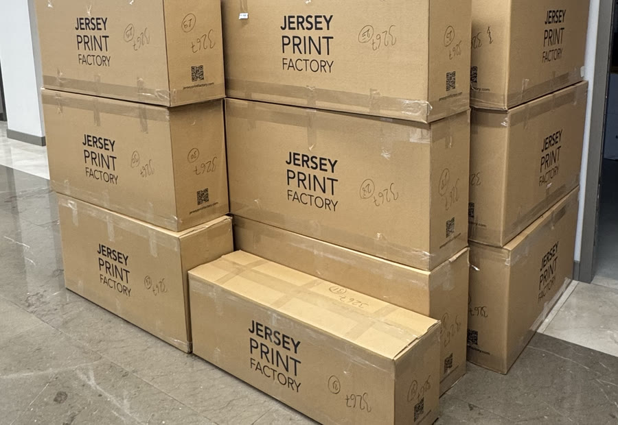 Jersey Print Factory baskılı koliler, kuryeye hazır istiflenmiş