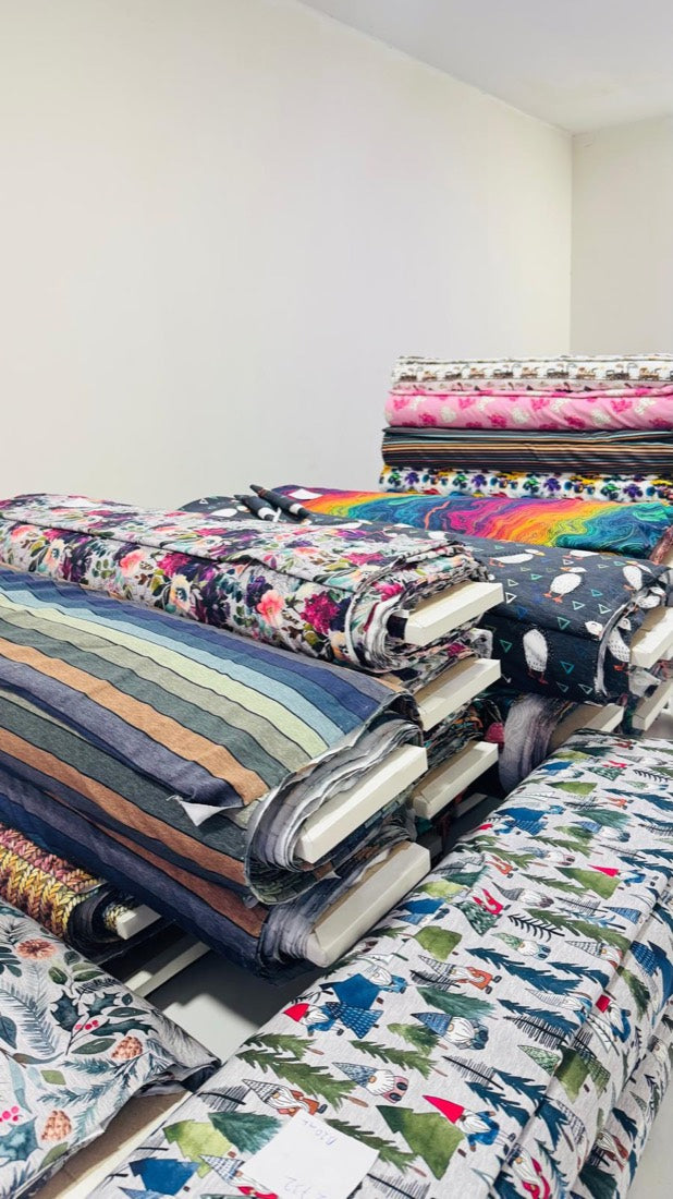 İstanbul'daki Jersey Print Factory deposunda kumaş topları