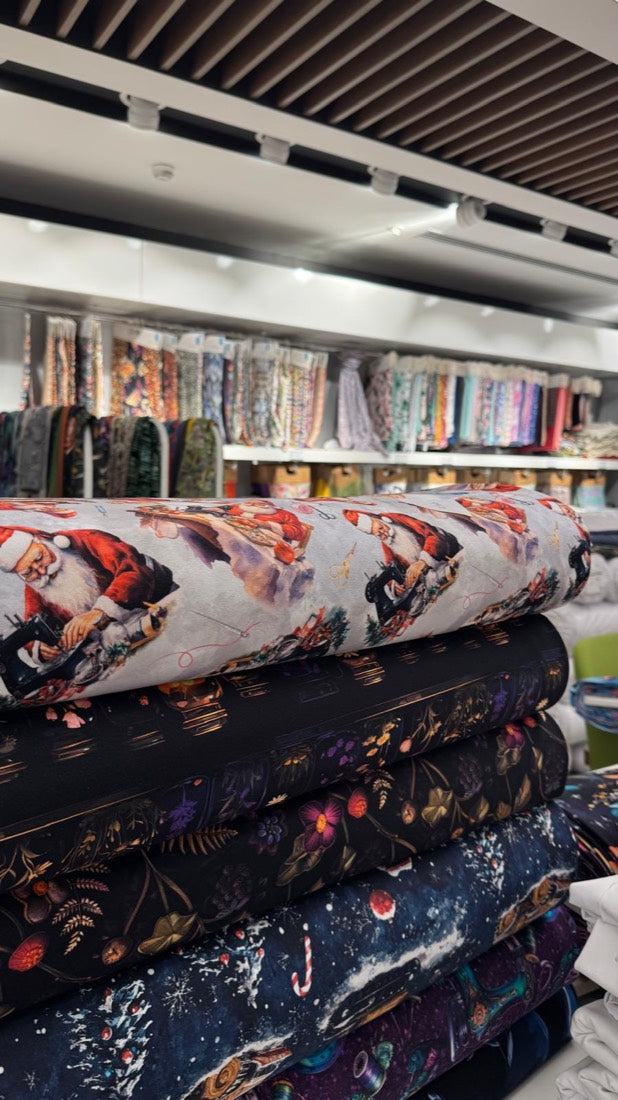 İstanbul'daki Jersey Print Factory deposunda kumaş topları