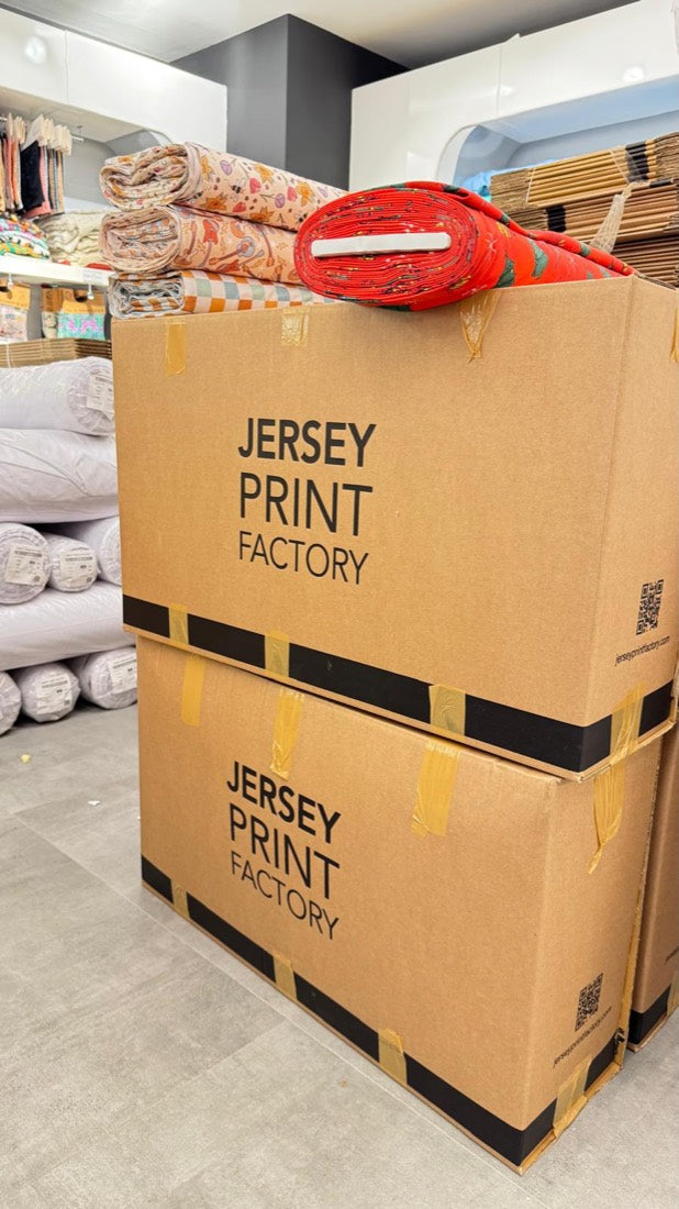İstanbul'daki Jersey Print Factory deposunda kumaş topları